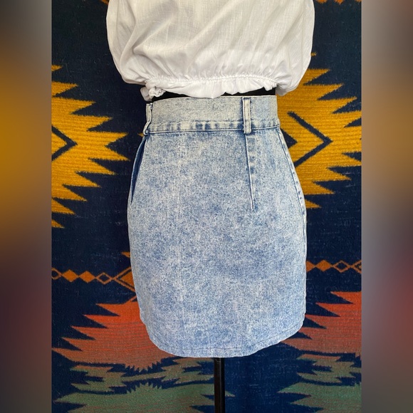 VTG 80’s Acid Washed Denim Button up High Waisted Mini Skirt! USA. Size 7! - Picture 2 of 15